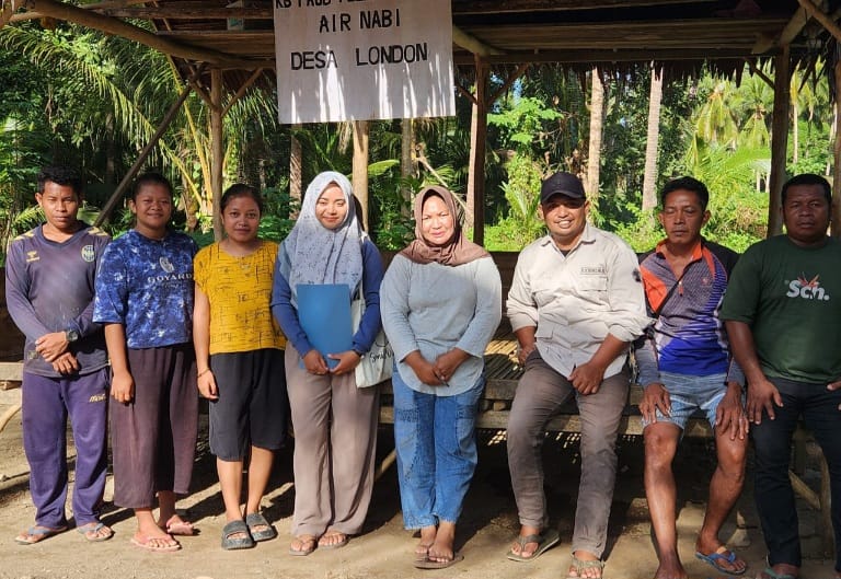 Ketua Komisi II DPRD Pulau Taliabu Bersama Warga Desa London di PAUD Mawar Air Nabi. (RakyatMu)