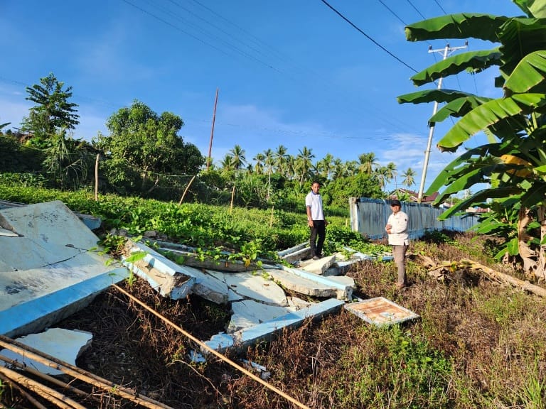 Anggota DPRD Kabupaten Pulau Taliabu, Suratman Bahrudin saat Memantau  Pagar SD Inpres Minton yang Ambruk. (RakyatMu) 