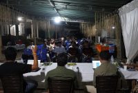 Executive Director Fala Lamo, Jefferson Tasik, dalam pertemuan bersama masyarakat adat Bicoli. (Dok Save Halmahera)