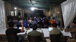 Executive Director Fala Lamo, Jefferson Tasik, dalam pertemuan bersama masyarakat adat Bicoli. (Dok Save Halmahera)