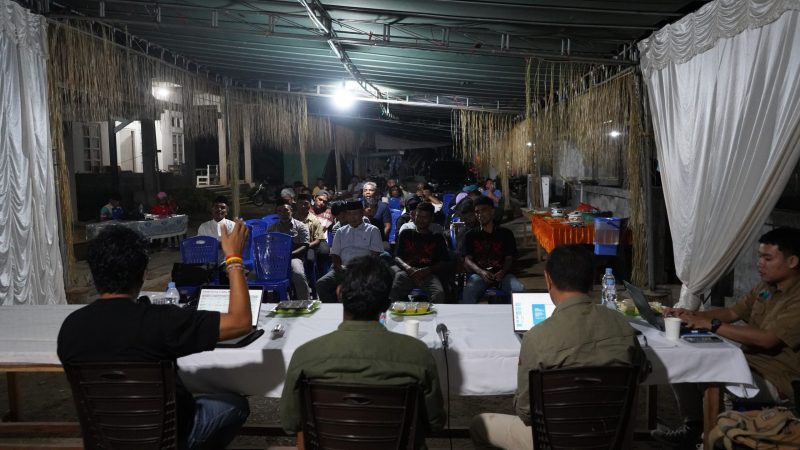 Executive Director Fala Lamo, Jefferson Tasik, dalam pertemuan bersama masyarakat adat Bicoli. (Dok Save Halmahera)