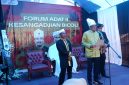 Sultan Tidore Husain Sjah saat mengukuhkan perangkat adat Kesangajian Bicoli di Kecamatan Maba Selatan, Halmahera Timur. (Rakyatmu.com)