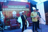 Sultan Tidore Husain Sjah saat mengukuhkan perangkat adat Kesangajian Bicoli di Kecamatan Maba Selatan, Halmahera Timur. (Rakyatmu.com)