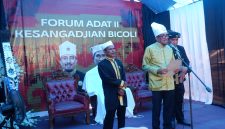 Sultan Tidore Husain Sjah saat mengukuhkan perangkat adat Kesangajian Bicoli di Kecamatan Maba Selatan, Halmahera Timur. (Rakyatmu.com)