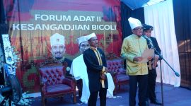 Sultan Tidore Husain Sjah saat mengukuhkan perangkat adat Kesangajian Bicoli di Kecamatan Maba Selatan, Halmahera Timur. (Rakyatmu.com)