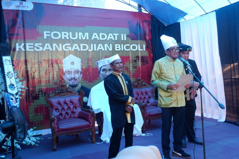 Sultan Tidore Husain Sjah saat mengukuhkan perangkat adat Kesangajian Bicoli di Kecamatan Maba Selatan, Halmahera Timur. (Rakyatmu.com)