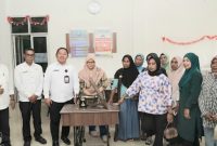 Sekda Kota Ternate Rizal Marsaoly Didampingi Kepala Disnaker Bersama Pelaku UMKM Usai Menyerahkan Bantuan. (RakyatMu)