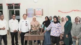 Sekda Kota Ternate Rizal Marsaoly Didampingi Kepala Disnaker Bersama Pelaku UMKM Usai Menyerahkan Bantuan. (RakyatMu)