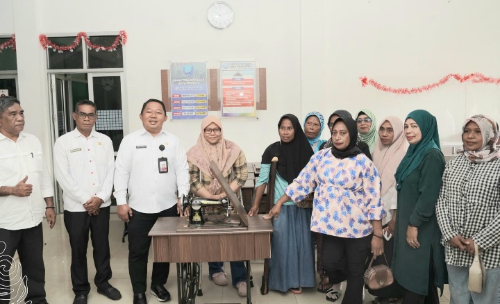 Sekda Kota Ternate Rizal Marsaoly Didampingi Kepala Disnaker Bersama Pelaku UMKM Usai Menyerahkan Bantuan. (RakyatMu)