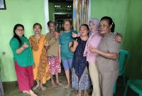 Anggota DPRD Pulau Taliabu, Ninin Hasnita Hasan (kedua dari kanan) saat foto bersama waega. (Rakyatmu) 