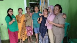 Anggota DPRD Pulau Taliabu, Ninin Hasnita Hasan (kedua dari kanan) saat foto bersama waega. (Rakyatmu) 