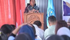 Sekda Kota Ternate, Rizal Marsaoly saat Menyampaikan Materi di Pembekalan dan Pelepasan Mahasiswa KKN ISDIK Kie Raha Maluku Utara. (RakyatMu)