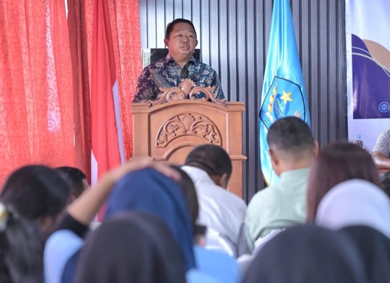 Sekda Kota Ternate, Rizal Marsaoly saat Menyampaikan Materi di Pembekalan dan Pelepasan Mahasiswa KKN ISDIK Kie Raha Maluku Utara. (RakyatMu)