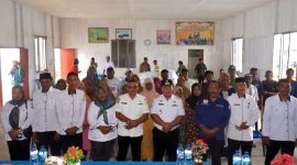 Foto Bersama Usai Penyerahan Bantuan Peralatan Usaha Budidaya Rumput Laut. (RakyatMu) 