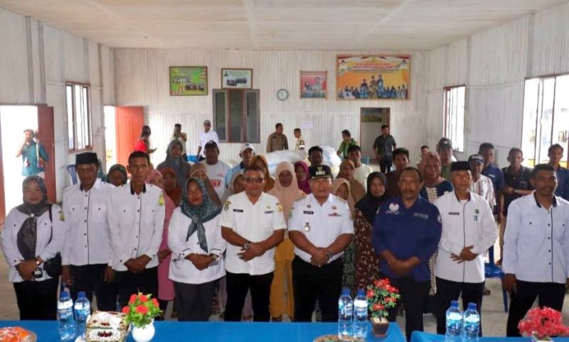 Foto Bersama Usai Penyerahan Bantuan Peralatan Usaha Budidaya Rumput Laut. (RakyatMu) 