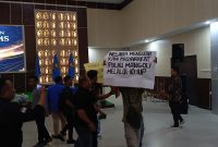 Mahasiswa yang tergabung dalam Front Mahasiswa Kepulauan Sula membentangkan poster tolak 10 IUP bijih besi di Pulau Mangoli, dalam acara kongres Himpunan Pelajar Mahasiswa Sula. (Istimewa)