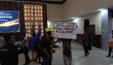 Mahasiswa yang tergabung dalam Front Mahasiswa Kepulauan Sula membentangkan poster tolak 10 IUP bijih besi di Pulau Mangoli, dalam acara kongres Himpunan Pelajar Mahasiswa Sula. (Istimewa)