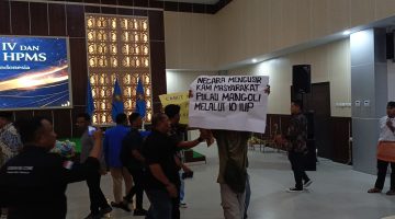 Mahasiswa yang tergabung dalam Front Mahasiswa Kepulauan Sula membentangkan poster tolak 10 IUP bijih besi di Pulau Mangoli, dalam acara kongres Himpunan Pelajar Mahasiswa Sula. (Istimewa)