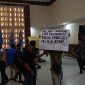 Mahasiswa yang tergabung dalam Front Mahasiswa Kepulauan Sula membentangkan poster tolak 10 IUP bijih besi di Pulau Mangoli, dalam acara kongres Himpunan Pelajar Mahasiswa Sula. (Istimewa)