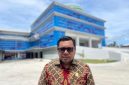 Ketua Komisi III DPRD Kabupaten Pulau Taliabu, Budiman L. Mayabubun di Depan Kantor BPKP Maluku Utara Usai Menyerahkan Hasil Rekomendasi Pansus Pinjaman Daerah. (Dok.Pribadi/RakyatMu)