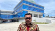 Ketua Komisi III DPRD Kabupaten Pulau Taliabu, Budiman L. Mayabubun di Depan Kantor BPKP Maluku Utara Usai Menyerahkan Hasil Rekomendasi Pansus Pinjaman Daerah. (Dok.Pribadi/RakyatMu)