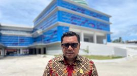 Ketua Komisi III DPRD Kabupaten Pulau Taliabu, Budiman L. Mayabubun di Depan Kantor BPKP Maluku Utara Usai Menyerahkan Hasil Rekomendasi Pansus Pinjaman Daerah. (Dok.Pribadi/RakyatMu)