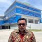 Ketua Komisi III DPRD Kabupaten Pulau Taliabu, Budiman L. Mayabubun di Depan Kantor BPKP Maluku Utara Usai Menyerahkan Hasil Rekomendasi Pansus Pinjaman Daerah. (Dok.Pribadi/RakyatMu)