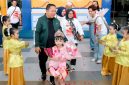 Sekda Kota Ternate, Rizal Marsaoly Bersama Nur Ainun Ratu Azzahra Pemenang Juara 2 Grand Model Miss Toddler Indonesia 2026 di Bandara Sultan Babullah Ternate. (Istimewa/RakyatMu)