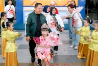 Sekda Kota Ternate, Rizal Marsaoly Bersama Nur Ainun Ratu Azzahra Pemenang Juara 2 Grand Model Miss Toddler Indonesia 2026 di Bandara Sultan Babullah Ternate. (Istimewa/RakyatMu)