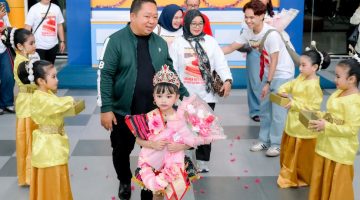 Sekda Kota Ternate, Rizal Marsaoly Bersama Nur Ainun Ratu Azzahra Pemenang Juara 2 Grand Model Miss Toddler Indonesia 2026 di Bandara Sultan Babullah Ternate. (Istimewa/RakyatMu)