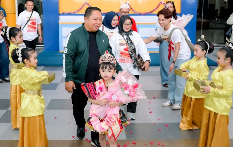 Sekda Kota Ternate, Rizal Marsaoly Bersama Nur Ainun Ratu Azzahra Pemenang Juara 2 Grand Model Miss Toddler Indonesia 2026 di Bandara Sultan Babullah Ternate. (Istimewa/RakyatMu)