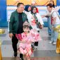 Sekda Kota Ternate, Rizal Marsaoly Bersama Nur Ainun Ratu Azzahra Pemenang Juara 2 Grand Model Miss Toddler Indonesia 2026 di Bandara Sultan Babullah Ternate. (Istimewa/RakyatMu)
