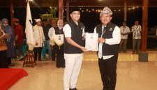 Rizal Marsaoly saat Dikukuhkan sebagai Anggota Kehormatan Gemusba di Pendopo Bala Kesultanan Ternate. (Istimewa)