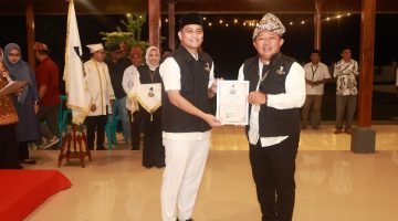 Rizal Marsaoly saat Dikukuhkan sebagai Anggota Kehormatan Gemusba di Pendopo Bala Kesultanan Ternate. (Istimewa)