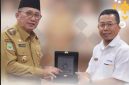 Walikota Ternate, M. Tauhid Soleman saat menerima penghargaan dari Kepala Kanwil DJPb Maluku Utara. Foto: Istimewa