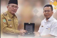 Walikota Ternate, M. Tauhid Soleman saat menerima penghargaan dari Kepala Kanwil DJPb Maluku Utara. Foto: Istimewa