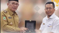 Walikota Ternate, M. Tauhid Soleman saat menerima penghargaan dari Kepala Kanwil DJPb Maluku Utara. Foto: Istimewa