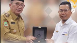 Walikota Ternate, M. Tauhid Soleman saat menerima penghargaan dari Kepala Kanwil DJPb Maluku Utara. Foto: Istimewa