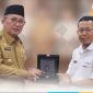 Walikota Ternate, M. Tauhid Soleman saat menerima penghargaan dari Kepala Kanwil DJPb Maluku Utara. Foto: Istimewa