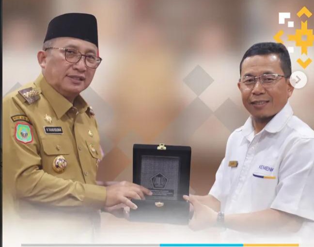 Walikota Ternate, M. Tauhid Soleman saat menerima penghargaan dari Kepala Kanwil DJPb Maluku Utara. Foto: Istimewa