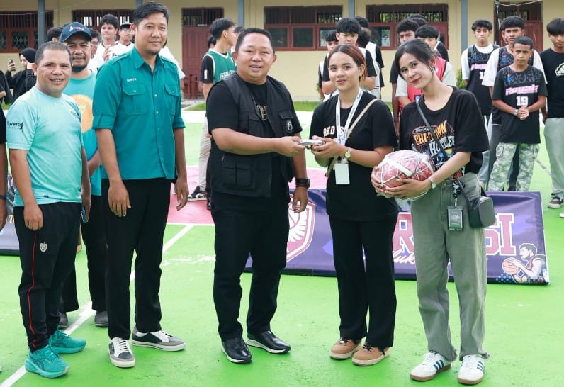 Ketua Perbasi Kota Ternate, Dr. Rizal Marsaoly Memberikan Dukungan Dana di Turnamen 3x3 Smanli 2026 Basketball