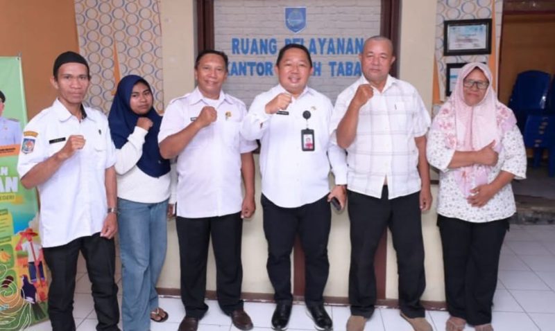 Sekda Kota Ternate Melakukan Kunjungan ke Kantor Lurah Tabam. (Istimewa)