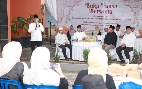 Wali Kota Ternat, M. Tauhid Soleman saat Memberik Arahan saat Memberi Arahan pada Buka Puasa Bersama dengan Jajaran BP2RD di Kantor BP2RD Kota Ternate