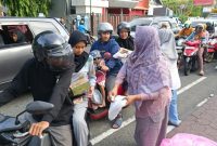 DWP Dinas Perhubungan Kota Ternate Membagi Takjil di depan Kantor Dinas Perhubungan