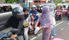 DWP Dinas Perhubungan Kota Ternate Membagi Takjil di depan Kantor Dinas Perhubungan