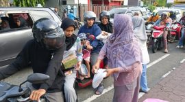 DWP Dinas Perhubungan Kota Ternate Membagi Takjil di depan Kantor Dinas Perhubungan