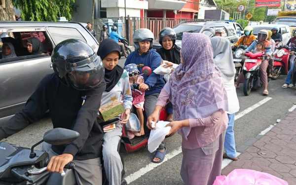DWP Dinas Perhubungan Kota Ternate Membagi Takjil di depan Kantor Dinas Perhubungan
