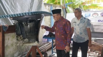 Wali Kota Ternate M. Tauhid Soleman Didampingi Plt. Kepala Dinas Perhubungan Kota Ternate, Faizal Badaruddin di Kantor Dishub