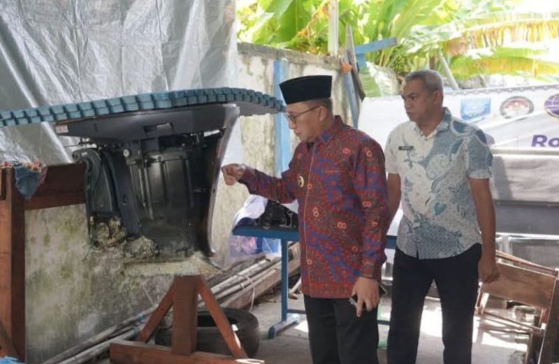 Wali Kota Ternate M. Tauhid Soleman Didampingi Plt. Kepala Dinas Perhubungan Kota Ternate, Faizal Badaruddin di Kantor Dishub