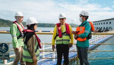 Dosen Sekolah Ilmu Lingkungan Universitas Indonesia, Tri Edhi Budhi Soesilo, melakukan pemantauan langsung kegiatan proteksi lingkungan di Obi